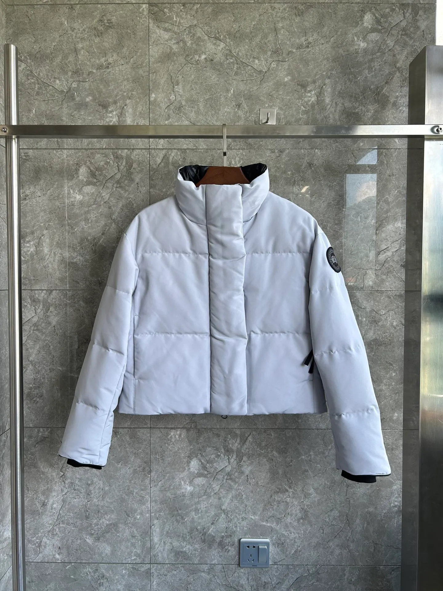 P880 E2266WB Grandview black label short jacket down jacket. Constructed from Arctic Tech recycled fabric®, it features a cinchable hem for sleek styling and storage. Color: White Star White. Size: XS S M L XL.